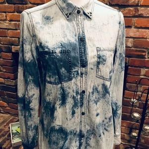 ROCK and REPUBLIC Ladies Tie Dye Jean Blouse - 🌼